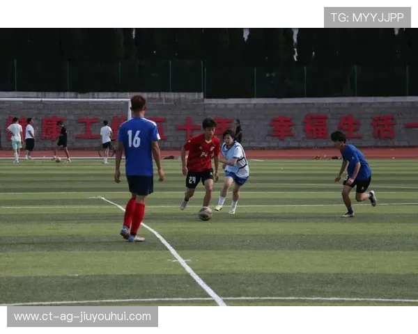 奋进绿茵展青春风采中职职工足球运动激发团结与奋斗精神